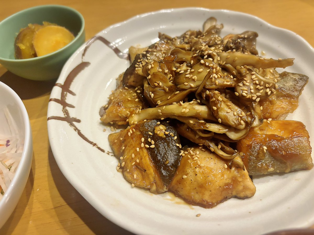 本日は秋満喫めにゅ〜
あきじゃけとまいたけのあまからいため
あんのーいものしおばたー
とんじる
だいこんさらだ
そしてしんまーーい🌾✨
今日はいのちのいちにした！
粒が大きくてもちもちしてて味わい深い〜😋おいしー！