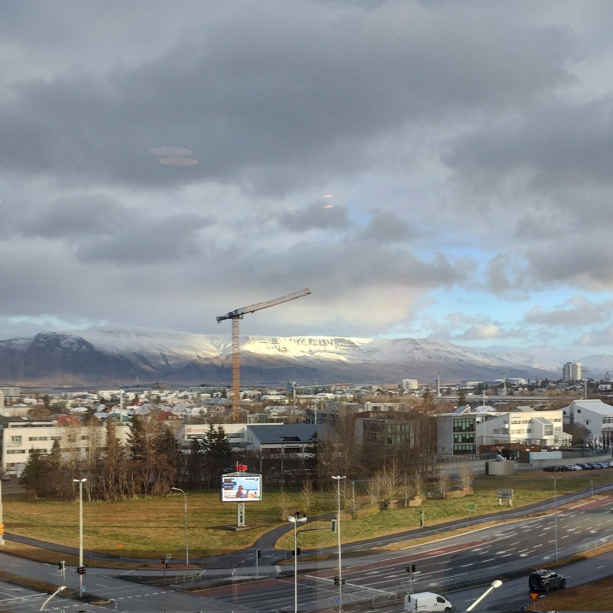 SUZUKIRyotaro1's tweet photo. The sky is not entirely clear, but the white, shiny mountain top is clearly visible today. The only obstruction, eye sore, is the construction crane in the middle.. Perhaps I can remove it with a fancy photo app?? #Esjan https://t.co/c33VbZANoN