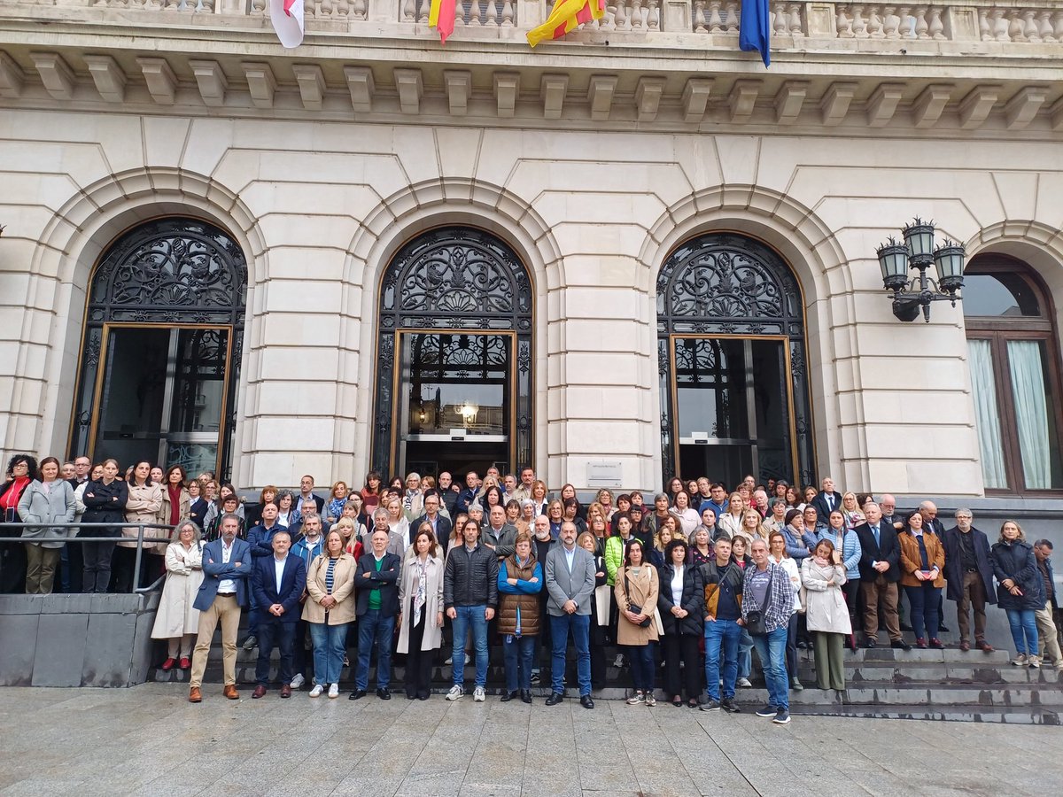 Diputación de Zaragoza (@dpzaragoza) on Twitter photo 🔺⚫ La <a href="/DPZaragoza/">Diputación de Zaragoza</a> guarda un minuto de silencio a las puertas de la institución, sumándose al duelo nacional y en memoria de las víctimas de la Comunidad Valenciana y Castilla-La Mancha a causa de la Dana 🔺⚫ La <a href="/DPZaragoza/">Diputación de Zaragoza</a> guarda un minuto de silencio a las puertas de la institución, sumándose al duelo nacional y en memoria de las víctimas de la Comunidad Valenciana y Castilla-La Mancha a causa de la Dana
