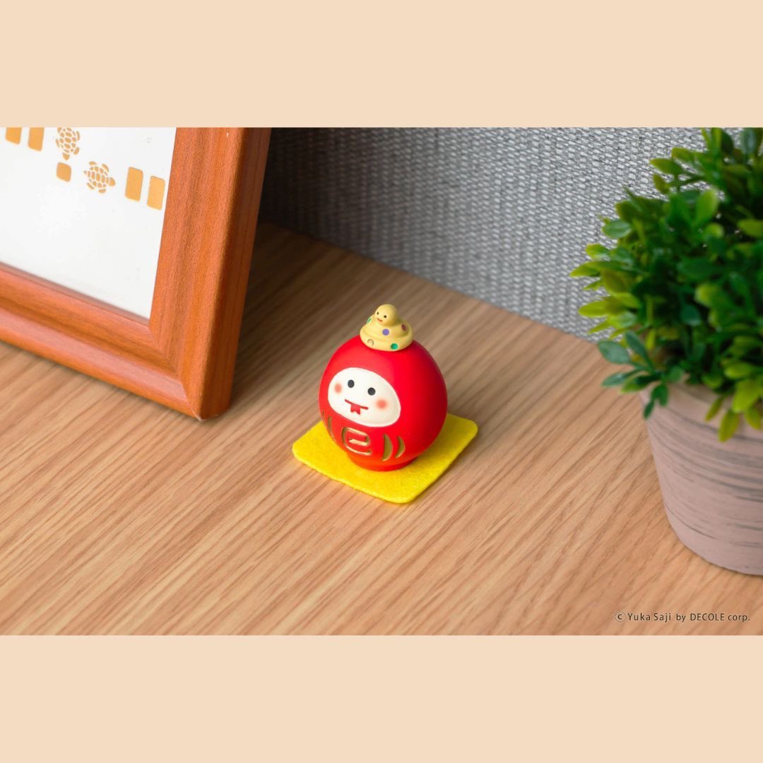 decolecorp_offl's tweet photo. ＼ 🎍今年も登場🎍 ／
コンコンブル「へびだるま」が郵便局限定販売カラーになって、全国の郵便局にて明日！11月1日より販売スタートします🌟

2025年の干支はへび🐍幸運の象徴として大変縁起がよく、特に白へびは「金運」を招いてくれるといわれています。そんな白へびが紅白だるまになって登場です！ https://t.co/Gr4UGM9ZhJ