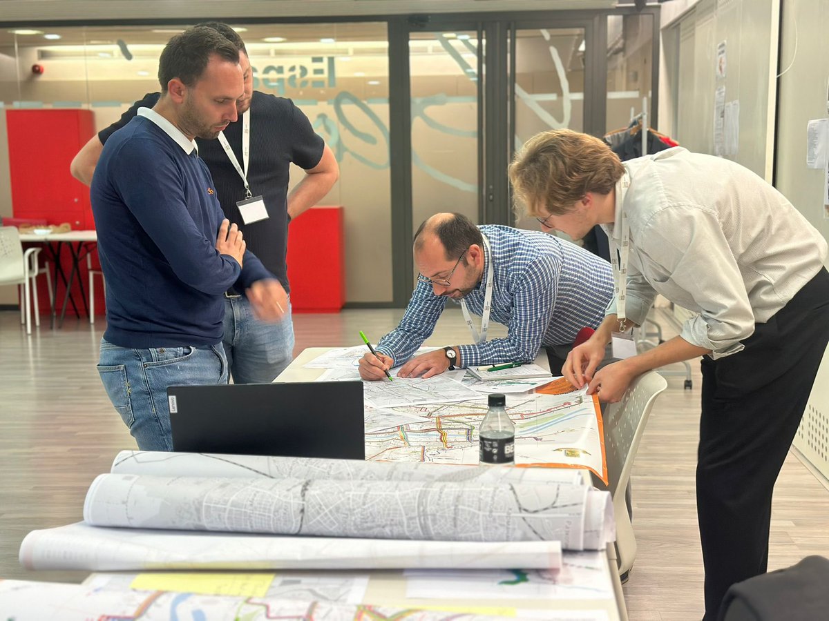 Et fan anar a una formació de la UITP i l'exercici pràctic és dissenyar des de zero una nova xarxa de bus🚍 per a la ciutat de Пловдив🇧🇬 (Plovdiv).

🤓🗺️🎨🖍️