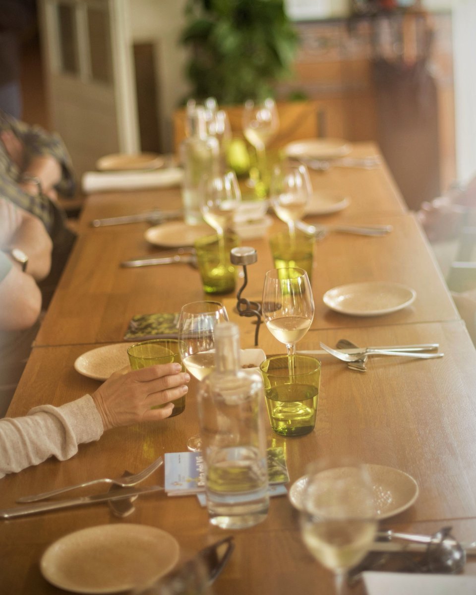 🌰 Aquest vespre celebra la Castanyada amb vins #doalella! 🥂

🍂 A les botigues de vins de la #terrapansablanca t'aconsellaran per tal que trobis el vi perfecte amb el que maridar castanyes, panellets i moniatos🍠

👉 terrapansablanca.cat/larutadelvi/bo…