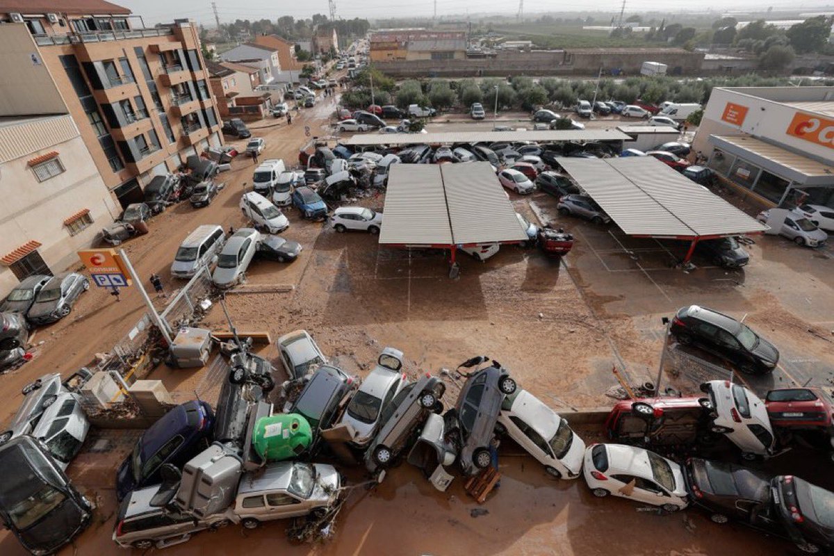AlertaNews24's tweet photo. 🇪🇸 | URGENTE - INUNDACIONES EN VALENCIA: ASCIENDEN A 104 LOS MUERTOS TRAS CATASTRÓFICAS LLUVIAS. https://t.co/ceyoBC5ibl