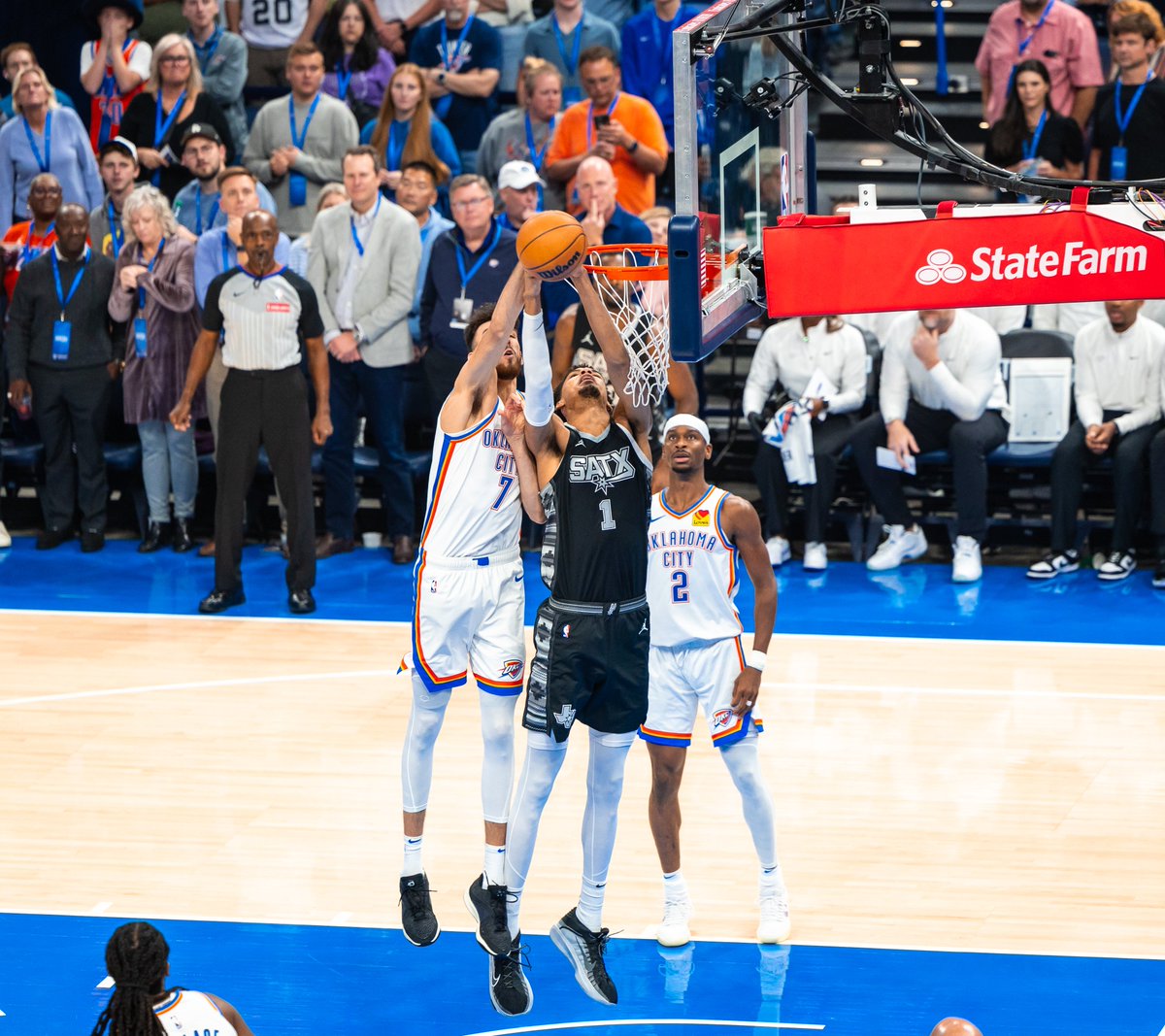 📍 THREAD : WEMBANYAMA SOUS L'ORAGE ⛈️

Cette nuit, face au Thunder, Wemby n'a marqué que 6 points, son plus faible total en carrière. Est-ce une baisse de forme du français ou un bon plan de jeu d'OKC?

Retour sur sa contre performance ⬇️