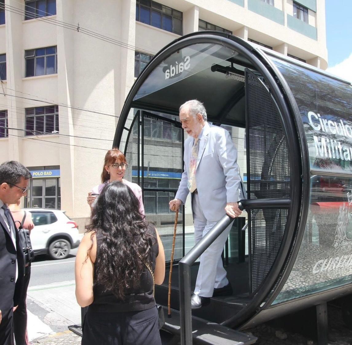 Temos um gênio do cinema na cidade! Diretor de O Poderoso Chefão, Francis Ford Coppola está em Curitiba nesta quinta-feira (31) para o lançamento de seu novo filme, Megalópolis, que estreará no Cine Passeio e tem a capital paranaense como inspiração para a ambientação do longa.🍿