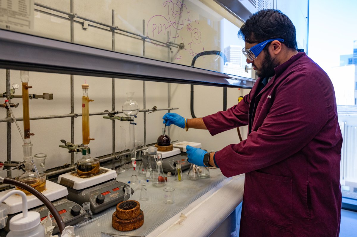 GSU Arts & Sciences (@gsuartsci) on Twitter photo 🎃 🐾 Continuing our .<a href="/GSUChemistry/">Georgia State University Chemistry</a> highlights, The Henary Laboratory, led by Associate Professor Maged Henary focuses on developing novel pharmaceutical agents that enhance cancer detection. Check out students as they synthesize near-infrared imaging dyes! #HalloweenScience 🎃 🐾 Continuing our .<a href="/GSUChemistry/">Georgia State University Chemistry</a> highlights, The Henary Laboratory, led by Associate Professor Maged Henary focuses on developing novel pharmaceutical agents that enhance cancer detection. Check out students as they synthesize near-infrared imaging dyes! #HalloweenScience