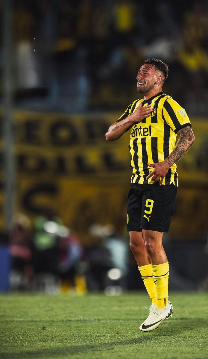 Llorando y tocandose el escudo en el tercer gol. Que orgullo ser de Peñarol.