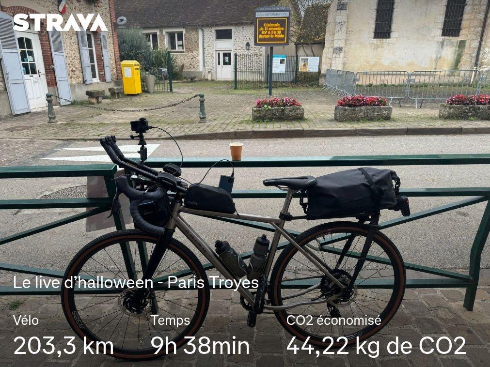 Paris Troyes en stream a vélo c’est fait ! ✅ Merci pour le soutient 
Full brouillard durant 200k lul #rideon