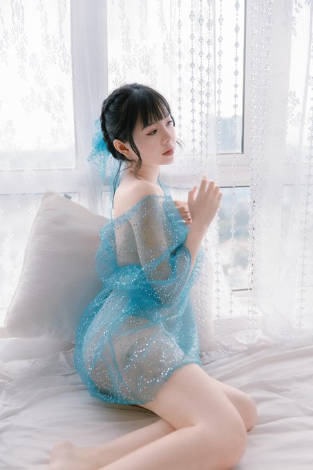 2ueenB's tweet photo. Dạo này sức khoẻ yếu,dễ động lòng💛 https://t.co/1H4UXVihuW