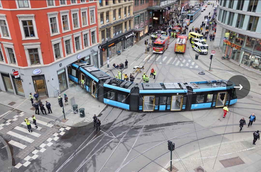 klara_sjo's tweet photo. Derailed tram in Olso crashes into Apple store

That Apple store is going to have to re-install Windows. https://t.co/ebgXE1yIlu