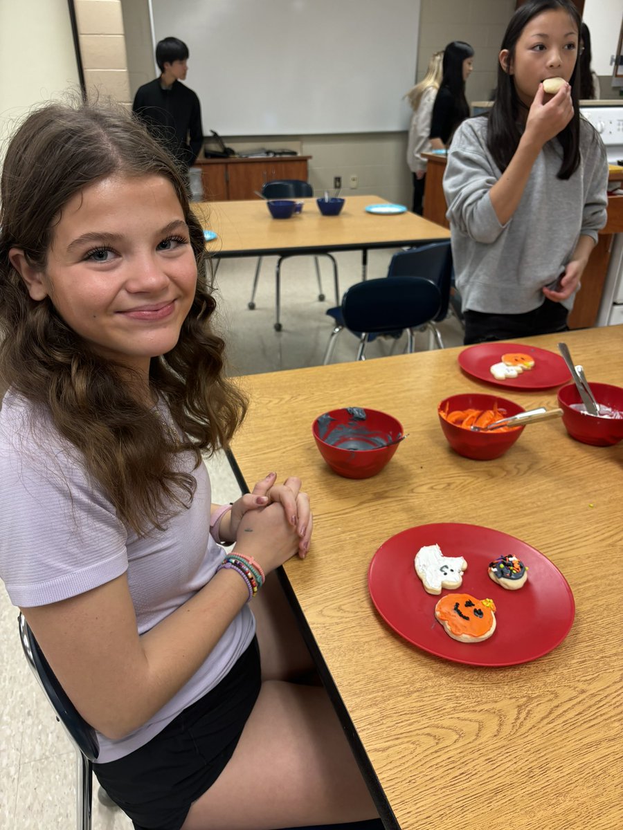 LSaraniecki's tweet photo. Cookie decorating in Foods today! https://t.co/7fkLieuplP