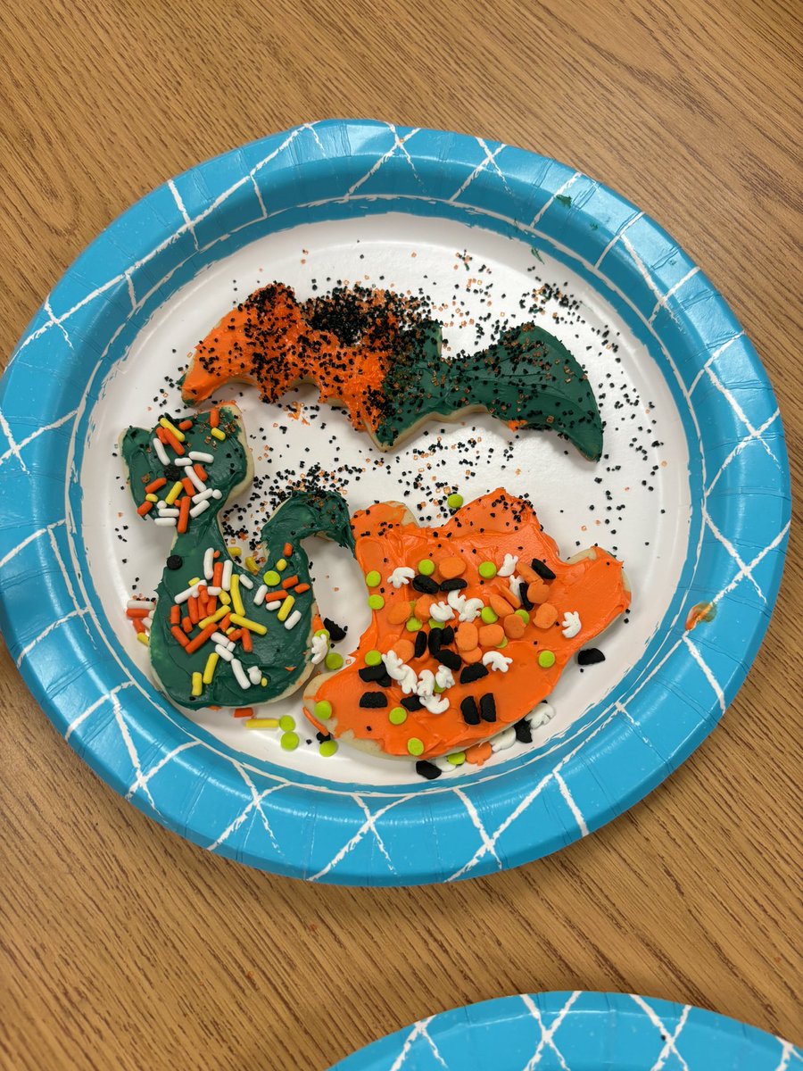 LSaraniecki's tweet photo. Cookie decorating in Foods today! https://t.co/7fkLieuplP