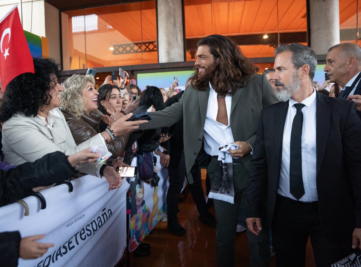 southseriesfest's tweet photo. ⭐️ El reconocidísimo actor #CanYaman recibió anoche el 'International Honorary SISF Member Award' en #South2024. 

🔗 + info en https://t.co/TkJX3oYLZo https://t.co/nrEGlbHIVW