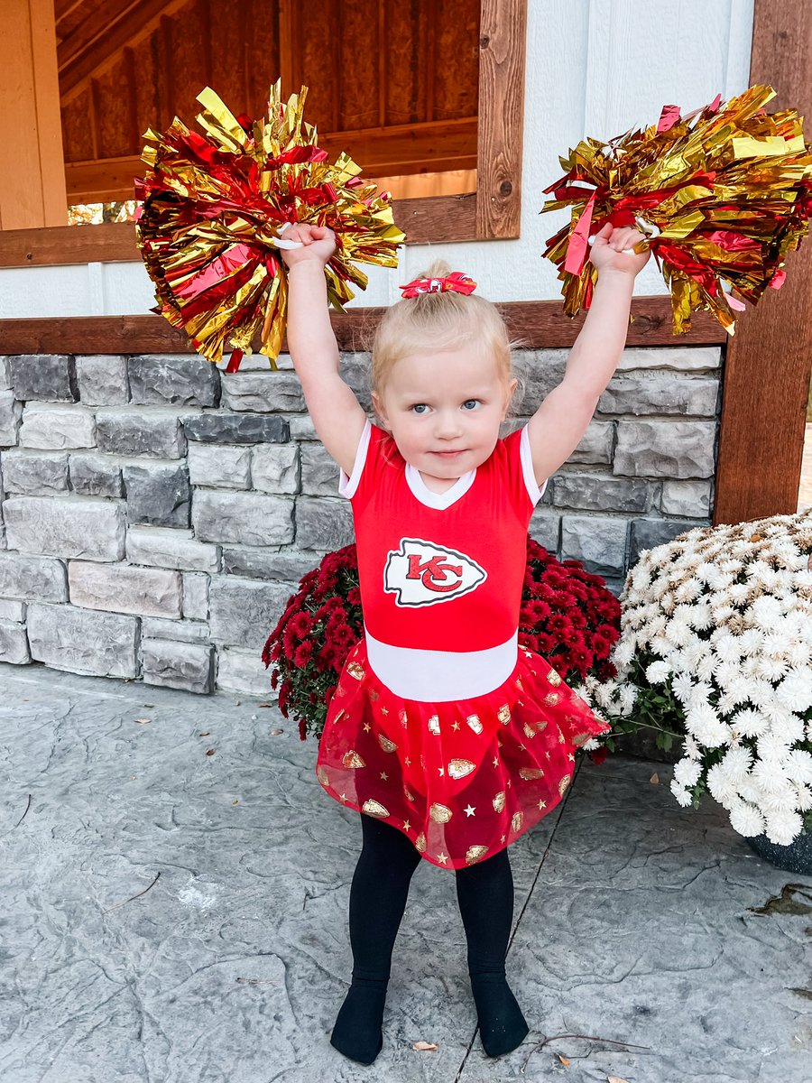 SamShaw1006's tweet photo. Happy Halloween from Andy REID &amp; our Chiefs cheerleaders!! ❤️💛🏈🫶🏼 Reid is the cutest little Andy 🥹 @BrittanyLynne @PatrickMahomes @tkelce @Chiefs #AndyReid #BigRed #ChiefsKingdom https://t.co/XOXj1LoShO