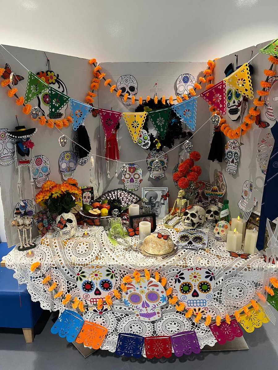 BoclairModLangs's tweet photo. Day of the Dead celebrations have begun! As always, the greatest ofrenda this side of Mexico! Well done, N5 &amp; H Spanish. #DiaDeLosMuertos #welovelanguages https://t.co/yq6QPotSVy