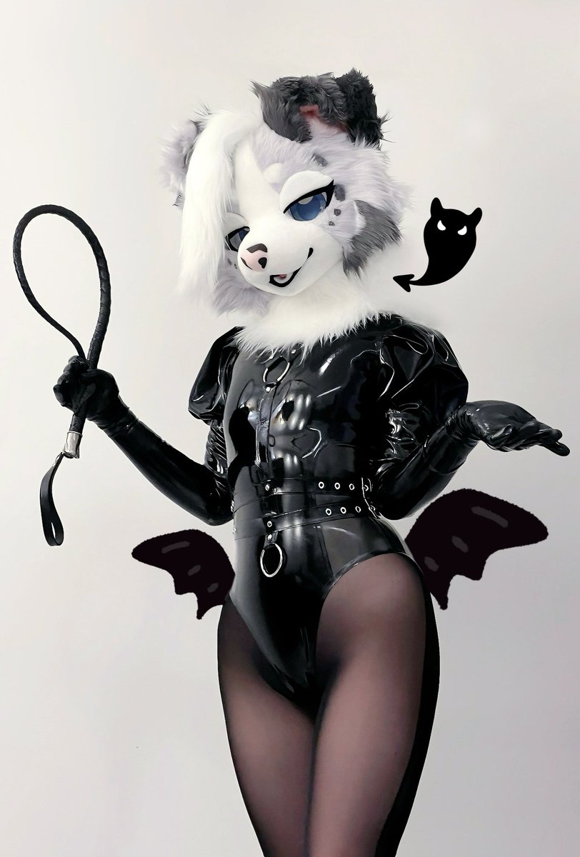 whitewu34's tweet image. Happy Halloween🎃
#latex  #fursuit