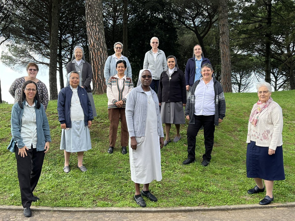 XVIII Conferencia General. 
“Nosotras hoy, aquí en Nemi, subimos con la muchedumbre hasta el monte de Bienaventuranzas, como mujeres consagradas y en servicio de gobierno intentamos ver el horizonte, hacia donde Jesús nos encamina y nos invita a ser evangelio encarnado”.