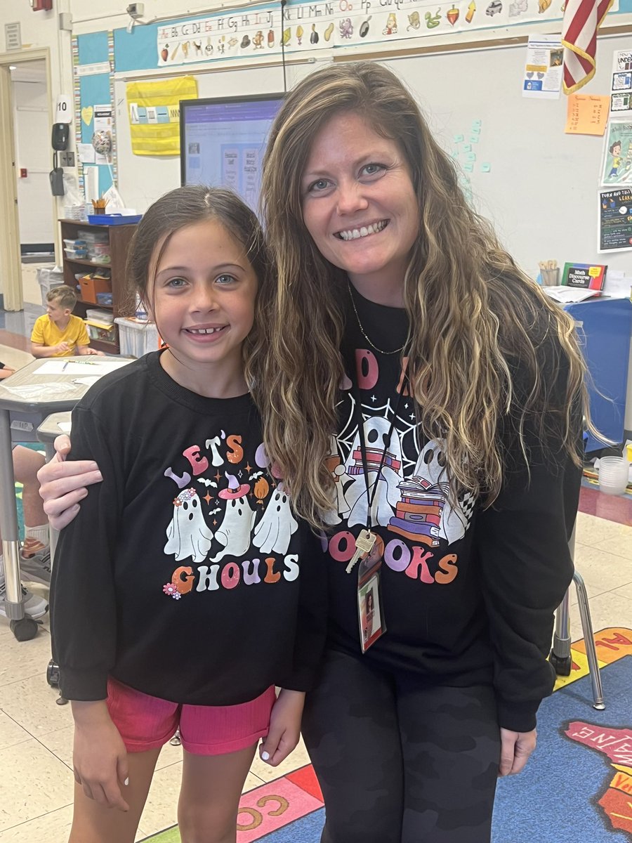 Halloween twins 👻 <a href="/CentralES1/">Central ES</a> #letsgoghouls #readmorebooooks