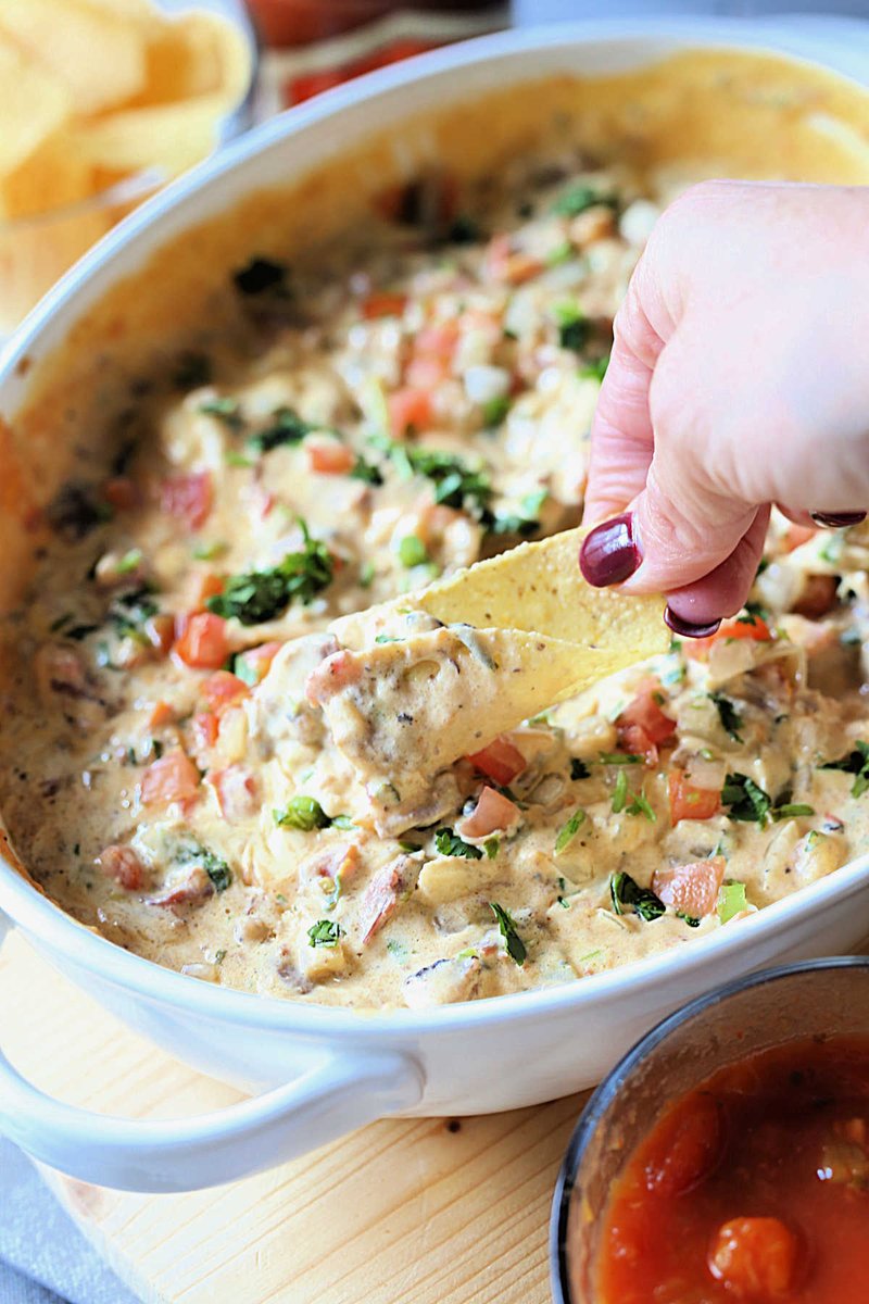 Football party food! Brisket Queso made with @desertpeppertrading salsa! Heres the recipe: delightfulmomfood.com/brisket-queso-…
#desertpepperrecipechallenge #desertpeppertradingco #desertpeppersalsa