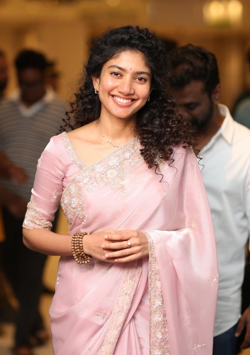 SaipallaviFC's tweet photo. One thing about #SaiPallavi is she gives you the performance of a lifetime everytime with all emotions in whatever role she is in...she proves it again with #Amaran!

She's a Greatest gift n Greatest blessing to the ART of CINEMA 🛐♥️
@Sai_Pallavi92 https://t.co/cPJqTSAEYx