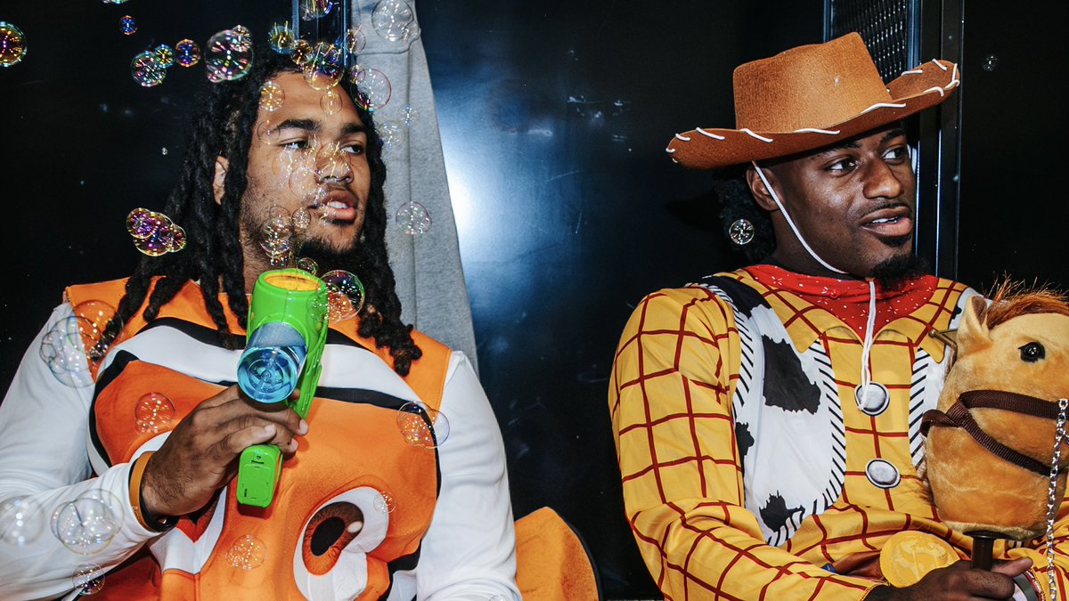 Panthers's tweet image. Happy Halloween 🎃
The rookies brought tricks, treats and smiles to @LevineChildrens patients 🧡

@AtriumHealth | #KeepPounding