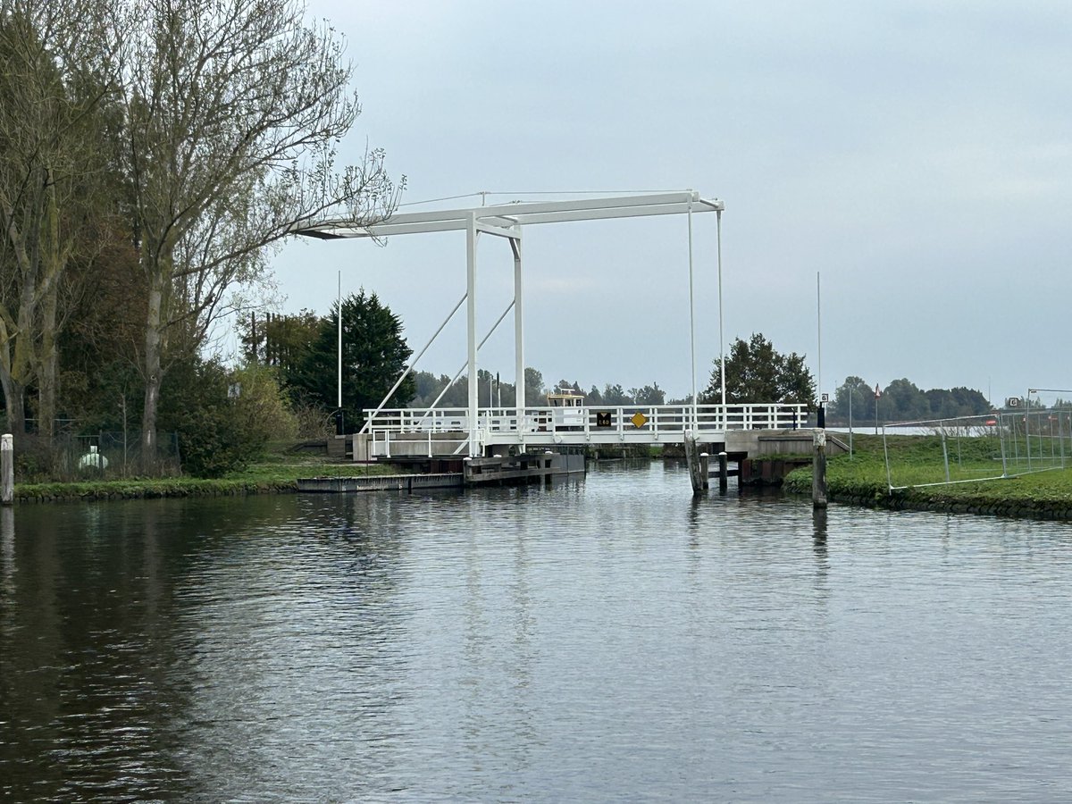 Ben maar eens even zelf gaan kijken…. ‘M’n brug’ hangt er weer in. Mooi werk! #JaapSmitbrug