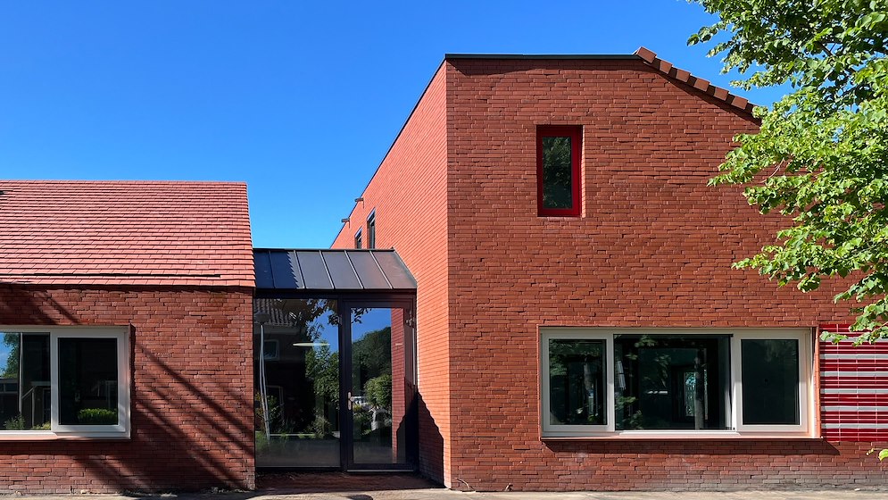 Het Hogeland College in Uithuizen opent vernieuwd schoolgebouw: Wiersema architecten maakte een ontwerp met een maximaal behoud van het bestaande en deels vervangende nieuwbouw. Daarbij vormt het ontwerp een interpretatie van dorps bouwen en de lokaal… dlvr.it/TFwkY0