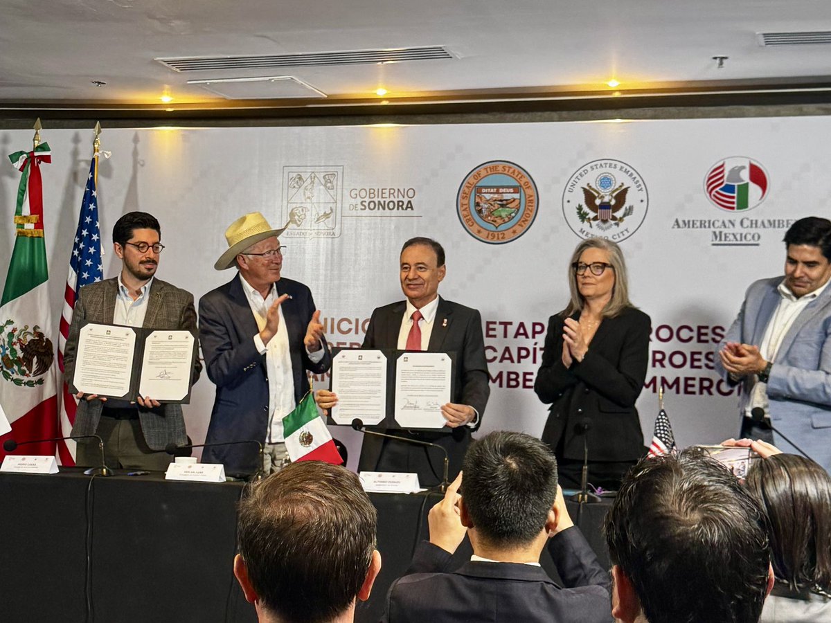 ConacenMX's tweet photo. El presidente de CONACEN, @lcPeralta, participó en la Reunión Plenaria de las Comisiones Sonora–EUA y Arizona–México, en donde conversó con la gobernadora Hobbs sobre la importancia de la industria energética para la Megarregión y para la relación binacional entre México y EUA. https://t.co/yFHkHWLS6z