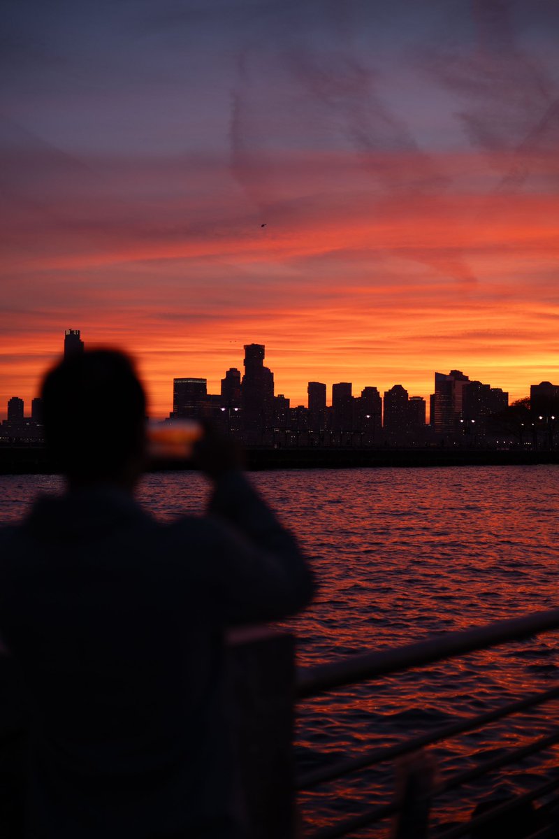 maximusupinNYc's tweet photo. Last night’s sunset was pure magic, casting a haunting glow over the city just in time for Halloween. #NYC https://t.co/TtU2docjfn