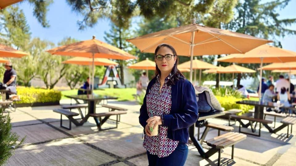 vlcanton's tweet photo. 👩🏻‍🎓 Hace unos días visité mi alma mater, la Universidad @AnahuacSur. Tenía 26 años de no pararme por ahí y me dio mucho gusto ver lo bonita que está y sobre todo el ambiente. Ahí estudié la licenciatura, la maestría y la especialidad, años que recuerdo con mucho cariño y nostalgia. En la Universidad no solo aprendes teoría, ahí te forjas el hábito de la responsabilidad, el esfuerzo diario y el estudio, además te abre las puertas para relacionarte en lo que será tu vida profesional futura. Valores que nunca se aprenderán en Youtube o en clases por Zoom, ojalá las nuevas generaciones lo entiendan.