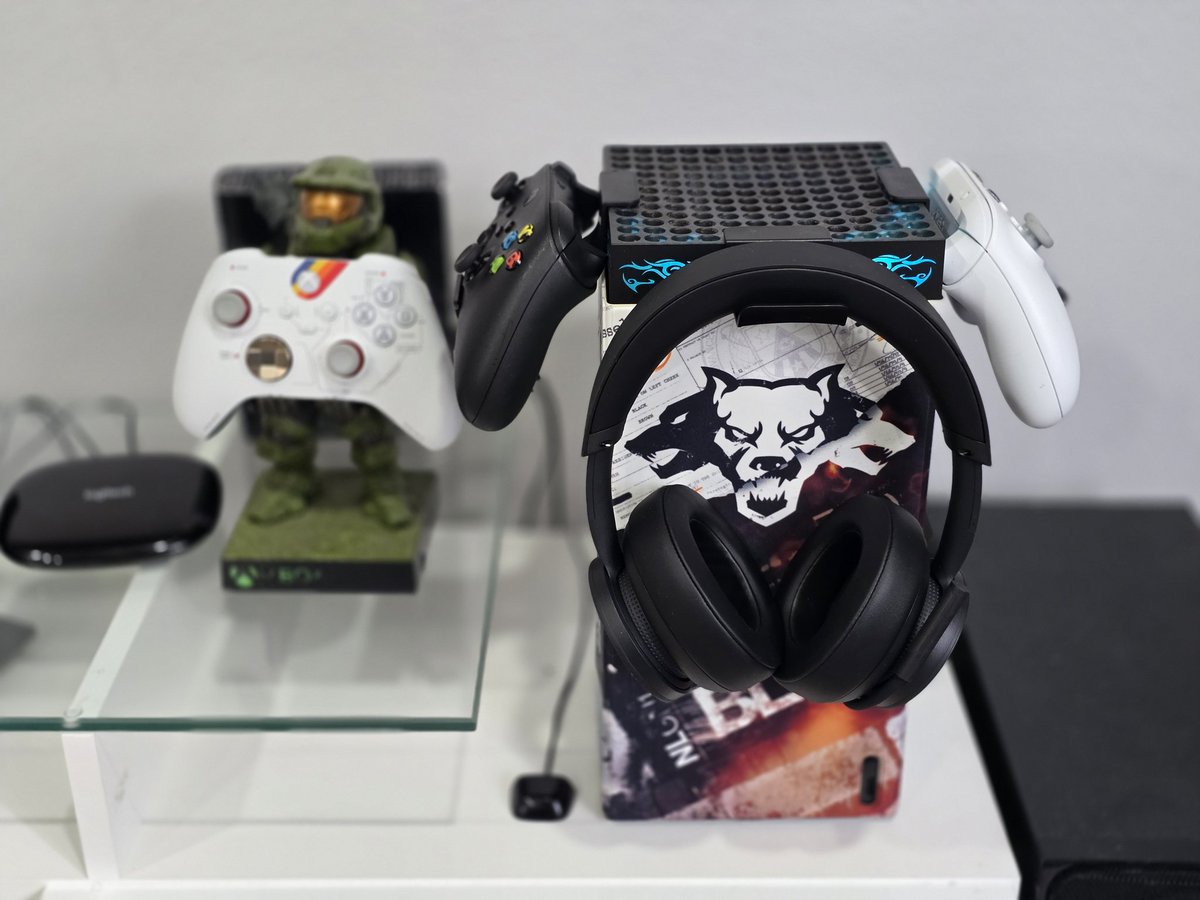 TK0Asante's tweet photo. People consider me a "PC Dude" these days but I still have 💚 for my consoles.
Check out the new additions
#CallOfDutyBlackOps6 wrap + the new #XboxHeadset
(hopefully the new headset is built better than the last one. 😏) https://t.co/0Tnyogt5MA