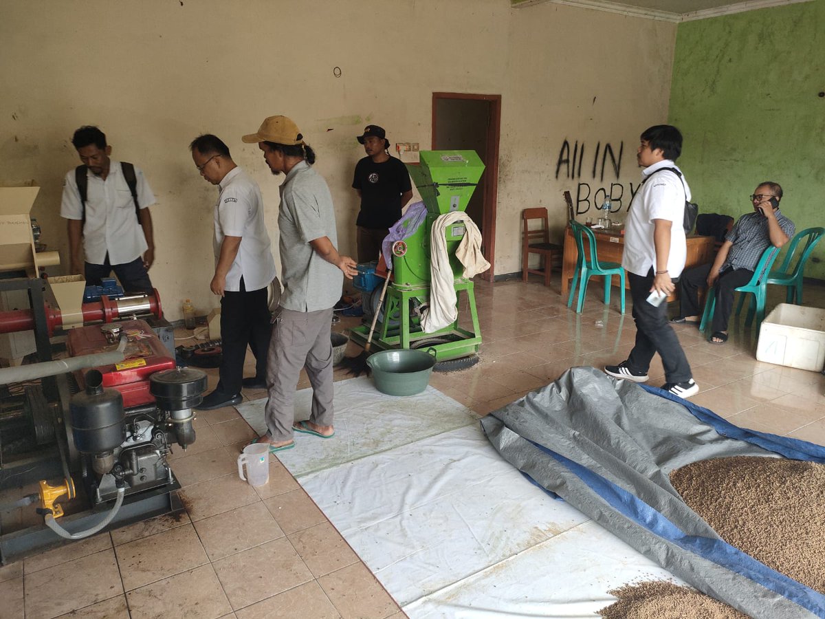 BudiFIRST2's tweet photo. Rabu (23/10/2024), Budi Mulyadi Luhkan Banyumas, mendampingi kegiatan Monitoring dan Evaluasi Perkembangan SFV Panembangan, bersama tim dari Pusat Penyuluhan KP Bpk Ihsan Haryadi dan Balai Besar Riset Sosial Ekonomi KP Ibu Nensyana Shafitri.
#GiatLuhkanSatminkalTegal
#Luhlapor https://t.co/OguYeGCX36