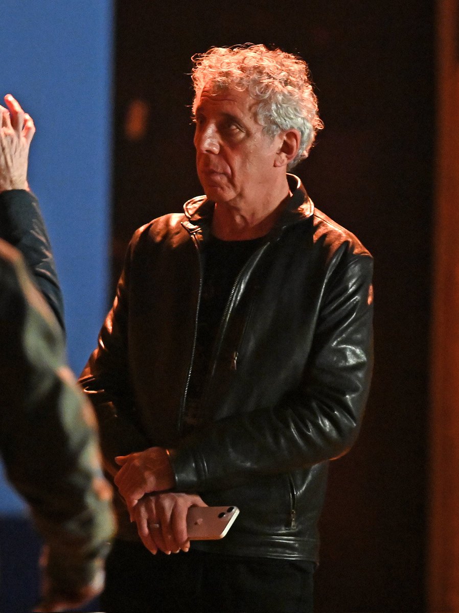 Ok, Brasil! EU NAO ESPERAVA POR ESSA 😱

#ErickBogosian foi visto no set de filmagens da 1ª temporada de #ATalamasca.

Erick foi fotografado ao lado de #NicholasDenton, protagonista da série e de #JohnLeeHancock, diretor da produção.

📸: <a href="/vampystat/">mary</a> #InterviewWithTheVampire