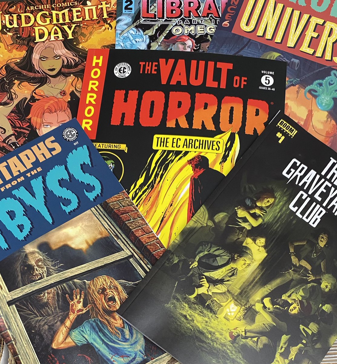 #happyhalloween! Capping off #spookyseason with these terrifying tales and giving out #candy and #comics to #trickortreaters!

#shopsmall #shoplocal #industrycity #brooklyn #graphicnovels #eccomics #onipress #darkhorse #darkhorsecomics #boom #boomcomics #archie #archiecomics
