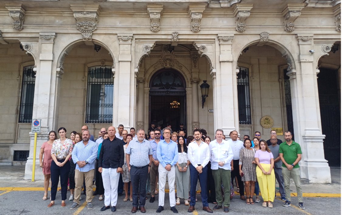 El personal de la Embajada y Consulado General de España en Cuba guarda un minuto de silencio por las víctimas de Valencia.