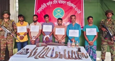 নড়াইলে সেনাবাহিনী সফল অভিযানে বিপুল পরিমাণ অস্ত্র সহ ইউপি সদস্যসহ গ্রেপ্তার ৬