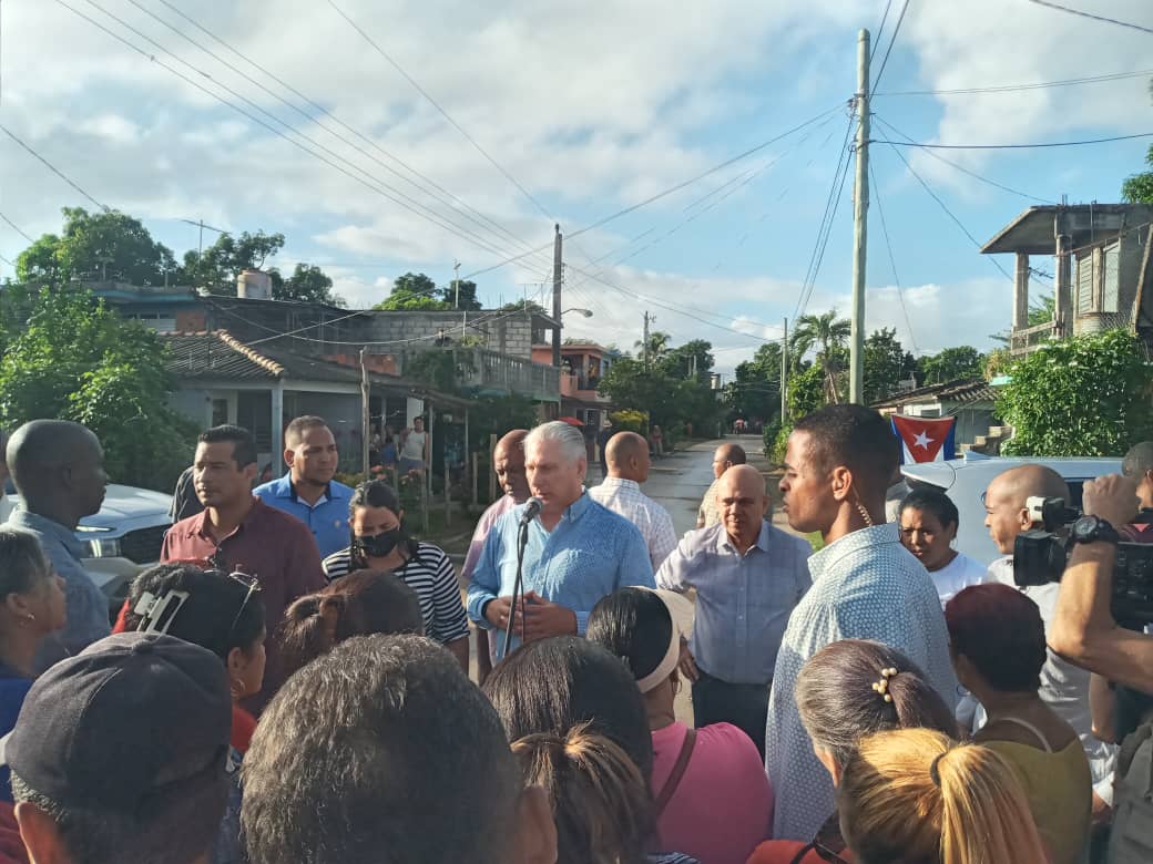 YudelkisOrtizB's tweet photo. @DiazCanelB nuestro Primer Secretario del CCPCC, hoy en #Bayamo, donde intercambió con trabajadores y pobladores de centros laborales y el Reparto Latinoamericano. La vinculación es esencia en el sistema de trabajo del PCC.
#UnidosXCuba
#YoSigoAMiPresidente
#ProvinciaGranma https://t.co/usxJwxtx1R
