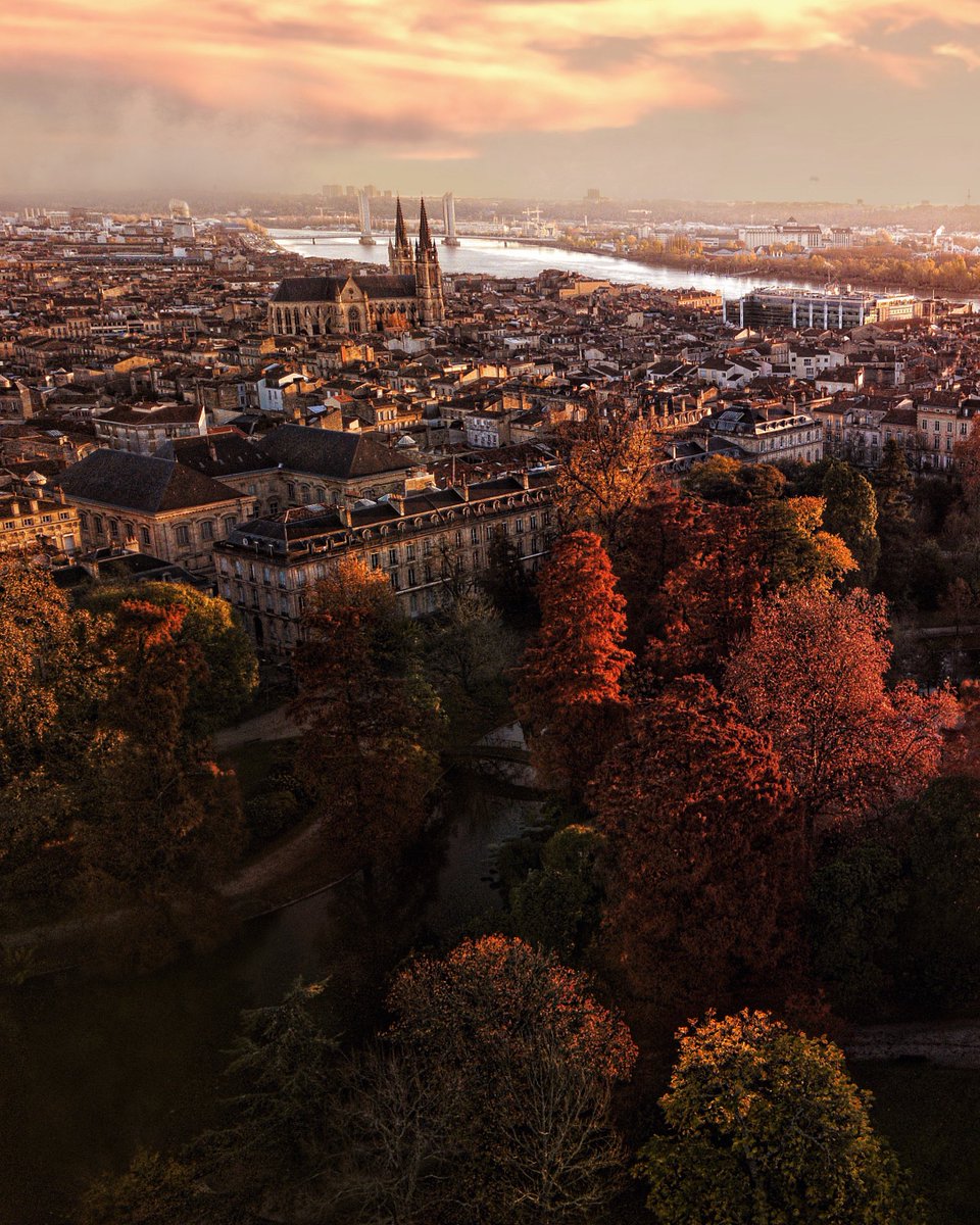 BordeauxTourism's tweet photo. Matin d'automne à #Bordeaux 🥰
De brun et d'or 🍂 📸 Droniryc https://t.co/sFhRgHE6P0