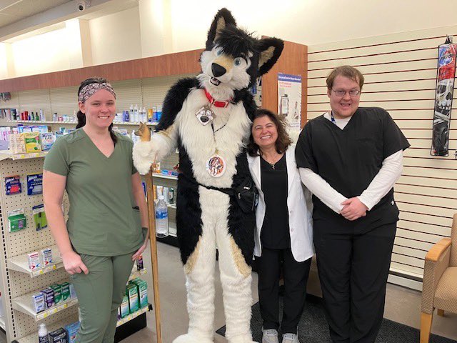 MastersRex's tweet photo. Of course it’s a yearly ritual that I stop by my favorite pharmacy.
She really loves me. https://t.co/AJ31OtOa94