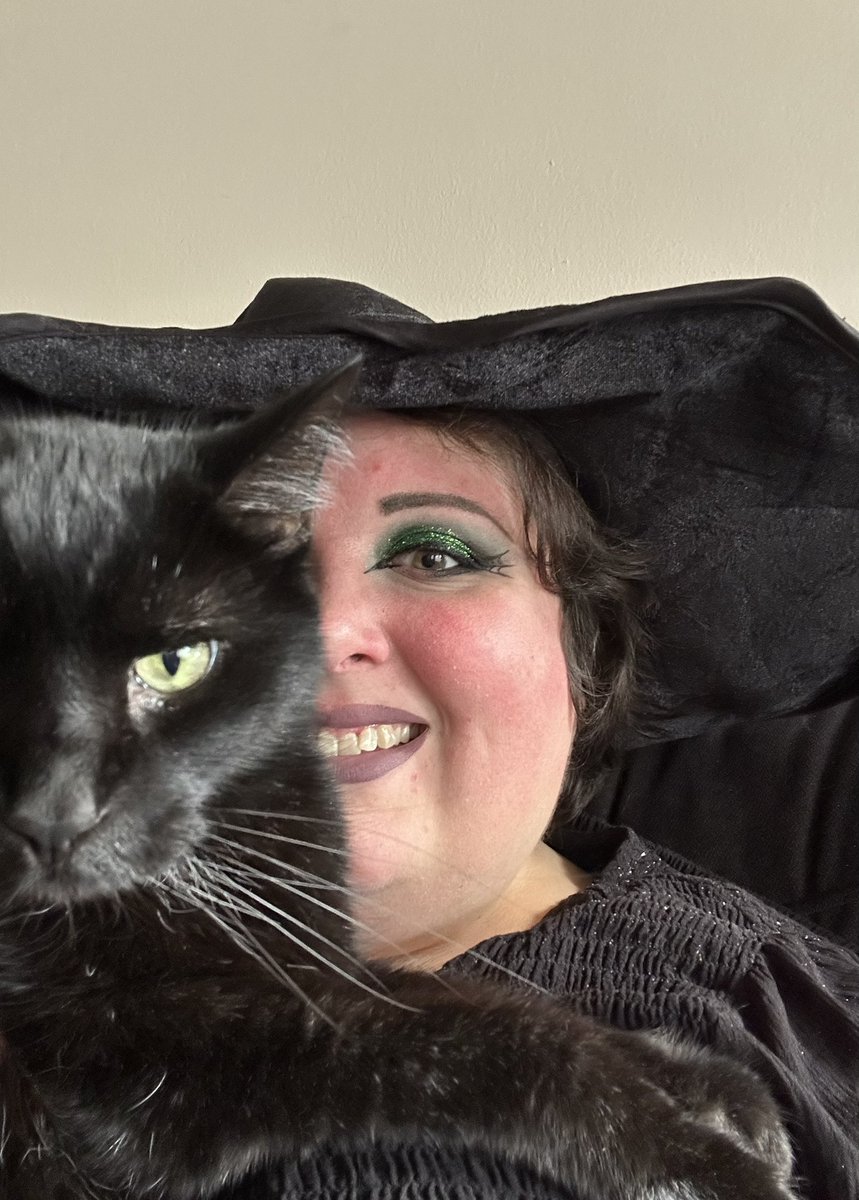 AlannaMShadrake's tweet photo. My familiar said “no cameras please” https://t.co/yZlakXVwec