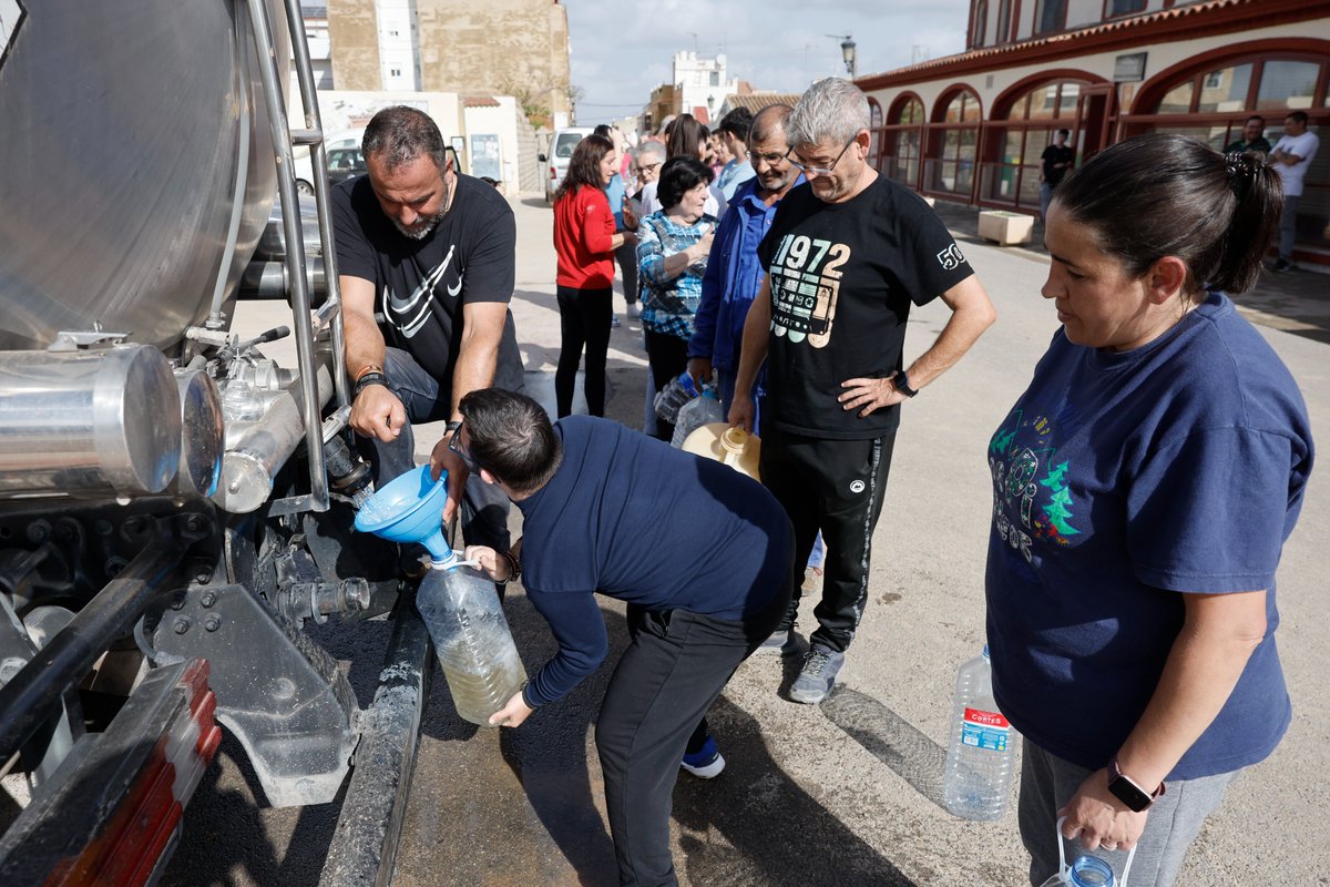 🔴 DIRECTO | Los vecinos del sur de Valencia recorren a pie carreteras y calles embarradas para buscar agua, comida y palas tinyurl.com/3xu2uph3