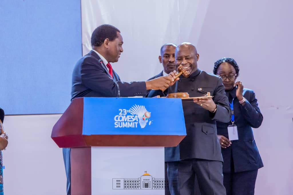 OmbudsmanBI's tweet image. L'Ombudsman de la République,Aimée Laurentine KANYANA, félicite SE Evariste NDAYISHIMIYE @GeneralNeva, Président de la République du #Burundi pour la confiance placée en lui par ses pairs, Chefs d'États des pays membres du #COMESA.
📸@NtareHouse