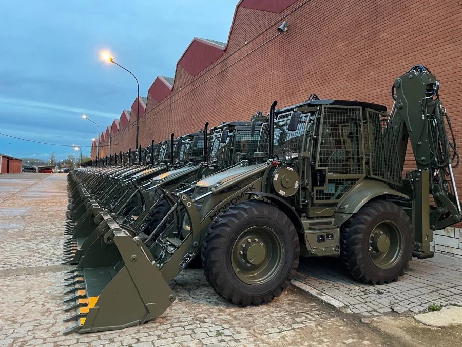 Hay vecinos quitando coches a pulso y escombros con escobas y mientras el ejército esperando la orden para poder ir... eso sin hablar de la gente que habrá bajo los escombros. ¿Para qué sirve el ejército si no es para esto?
#EjércitoYA