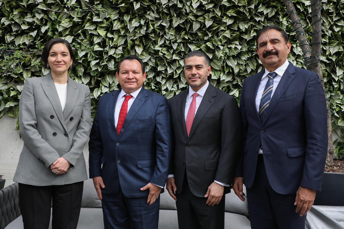 huachodiazmena's tweet photo. YUCATÁN SEGUIRÁ SIENDO UN EJEMPLO DE SEGURIDAD PARA MÉXICO 🇲🇽 

Hoy, en una reunión de trabajo con el Secretario de Seguridad y Protección Ciudadana, @OHarfuch reafirmamos nuestro compromiso de mantener la paz que caracteriza a nuestro estado. 

Con el respaldo de las autoridades federales y la coordinación con nuestro equipo de seguridad, encabezado por el comandante Luis Felipe Saidén Ojeda, #Yucatán sigue avanzando en estrategias de prevención y colaboración que fortalecen la tranquilidad de nuestras familias.
