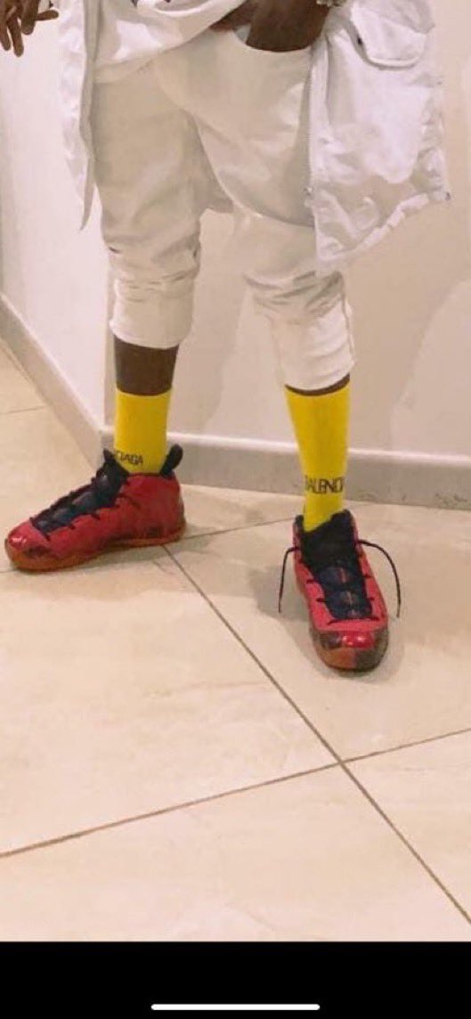 A man who’s never won a BET is telling an international BET artist like Black Sherif that he doesn’t know how to dress, while he himself dresses like an offering to the gods. Shatta Wale, don’t ever try that again❗