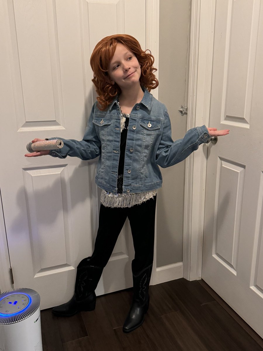britt1930d's tweet photo. Happy Halloween from the Queen of country music @reba  Dressed up as Reba from “The Night the Lights Went Out in Georgia” era for her school dress up. And of course she would carve her pumpkin to honor her idol! https://t.co/KUe8yNWk6P