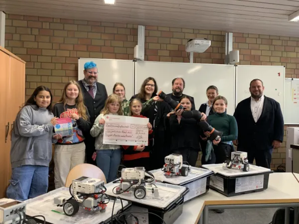 pressewelle's tweet photo. 2.500 Euro für Mädchen-Robotik-AG der Gesamtschule Hennef-West https://t.co/7vKybJ740z #Bildung #Karriere https://t.co/P3Hx7ZvuO1