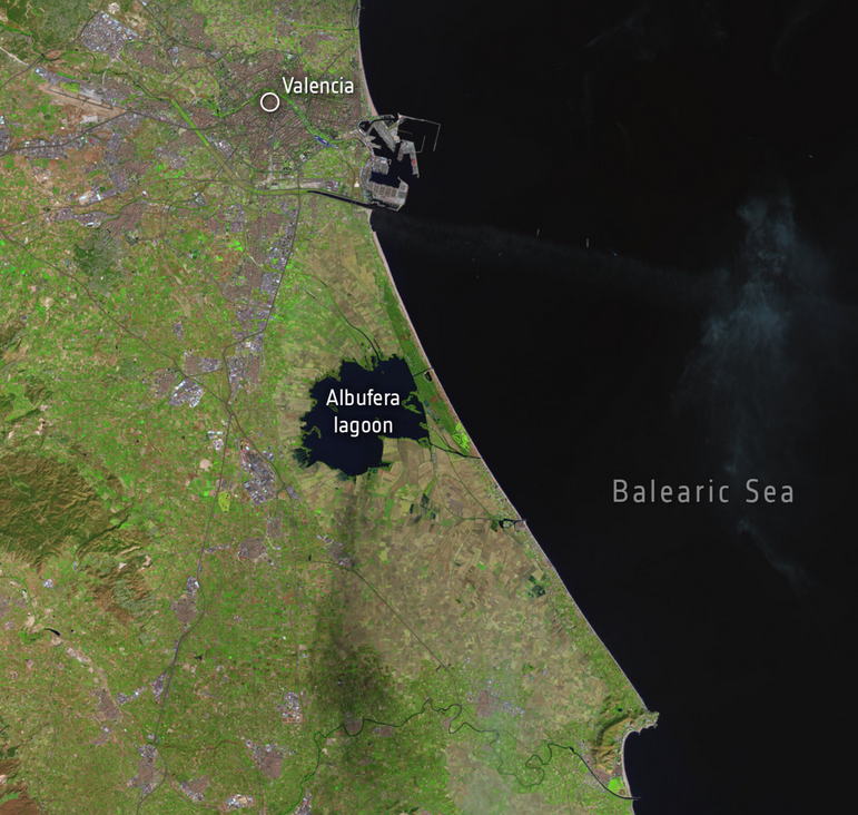 nicolasberrod's tweet photo. 🇪🇸 Images satellites avant -> après le déluge dans la région de Valence en Espagne.

Cela donne une idée de l'ampleur de la catastrophe qui s'y est produite, avec au moins une centaine de morts dans les #inondations historiques. #météo #climat 

(via @ESA_EO)