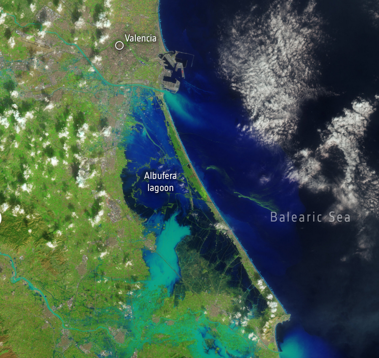 nicolasberrod's tweet photo. 🇪🇸 Images satellites avant -> après le déluge dans la région de Valence en Espagne.

Cela donne une idée de l'ampleur de la catastrophe qui s'y est produite, avec au moins une centaine de morts dans les #inondations historiques. #météo #climat 

(via @ESA_EO)