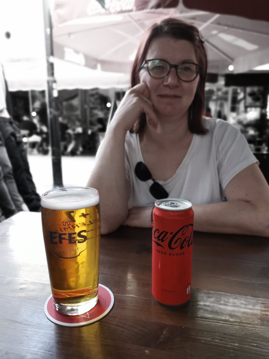 Realitydilna's tweet photo. Někteří testují v turecké části Kypru nové pivo Efes Pilsner a někteří konzervativci zůstali u Coca coly zero 🍺 Ale @UcaVeronika řídí 🙂
Pivo nic moc 😏
#beer #mobilphoto https://t.co/RrfkDihQYw